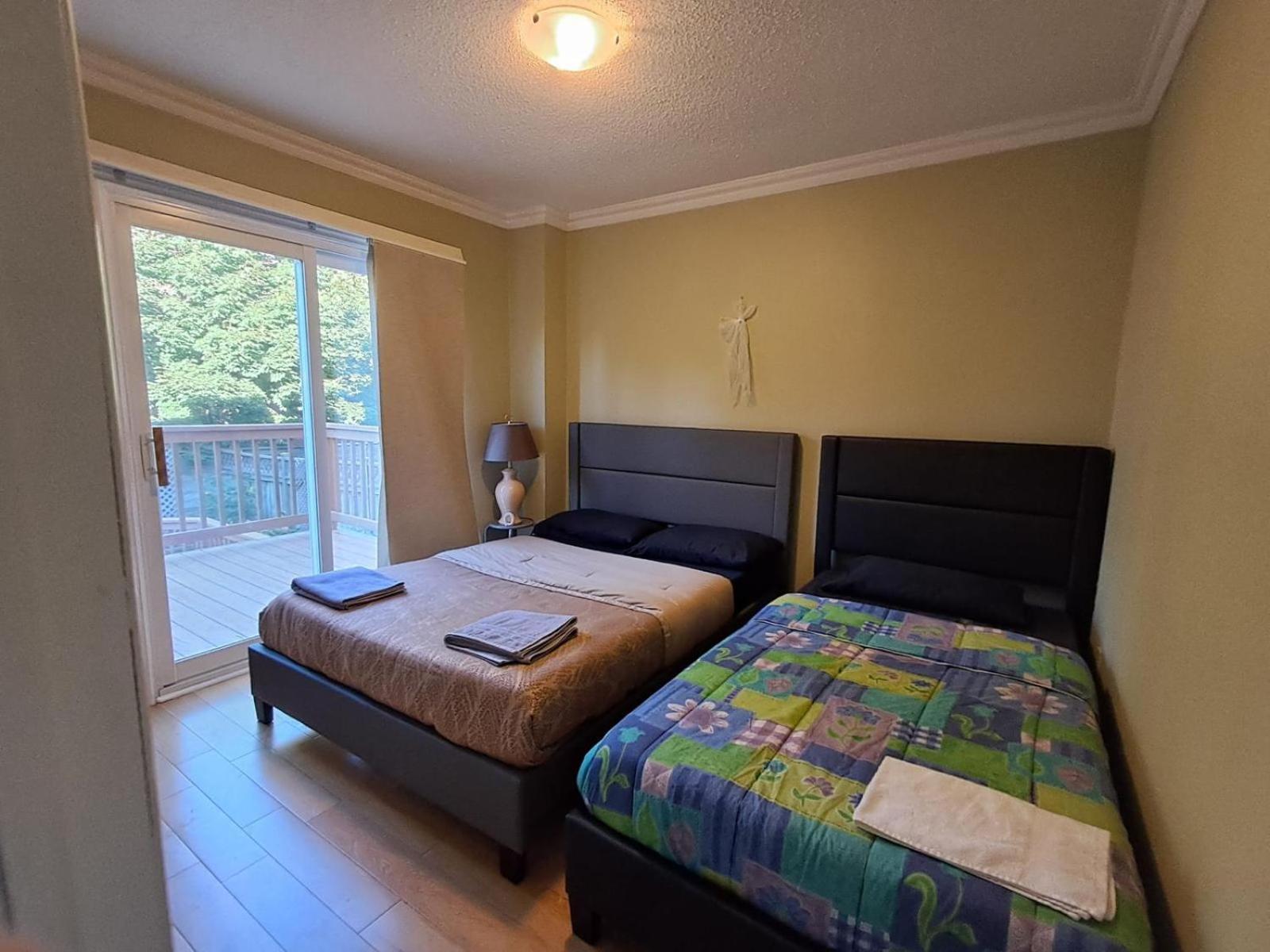 Room With Private Patio Next To Toronto Airport Миссиссага Экстерьер фото