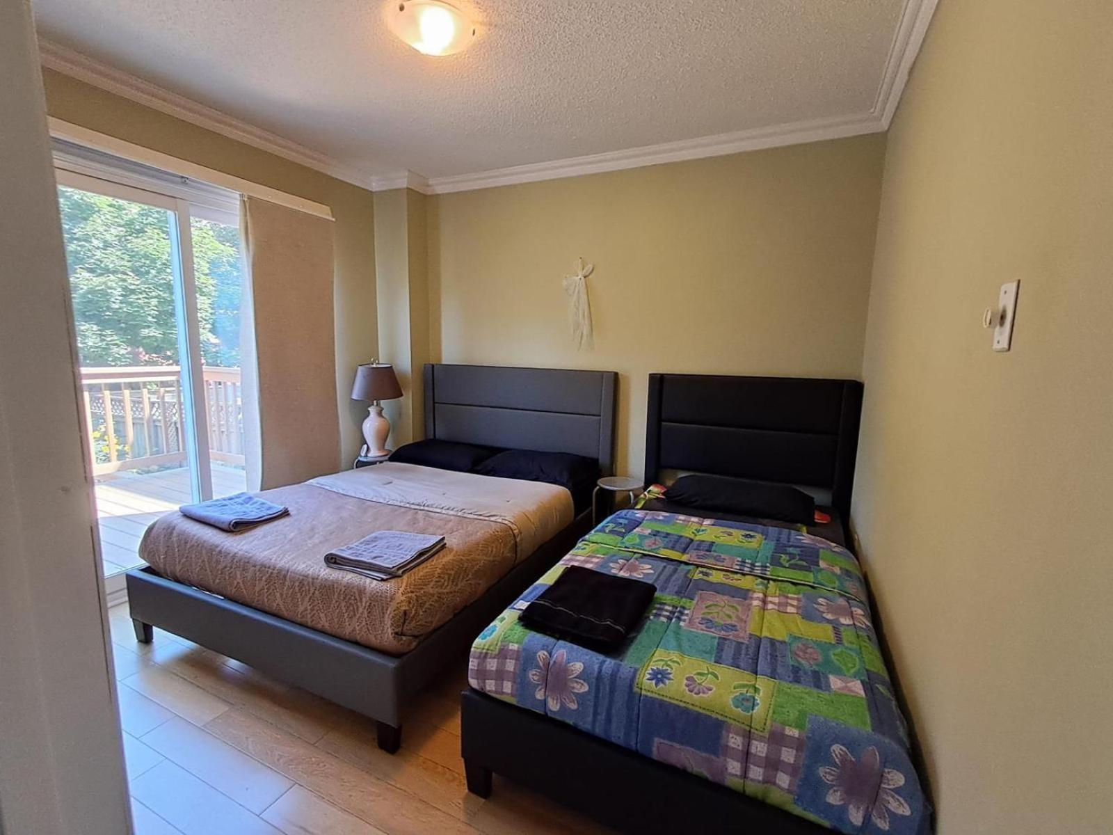 Room With Private Patio Next To Toronto Airport Миссиссага Экстерьер фото