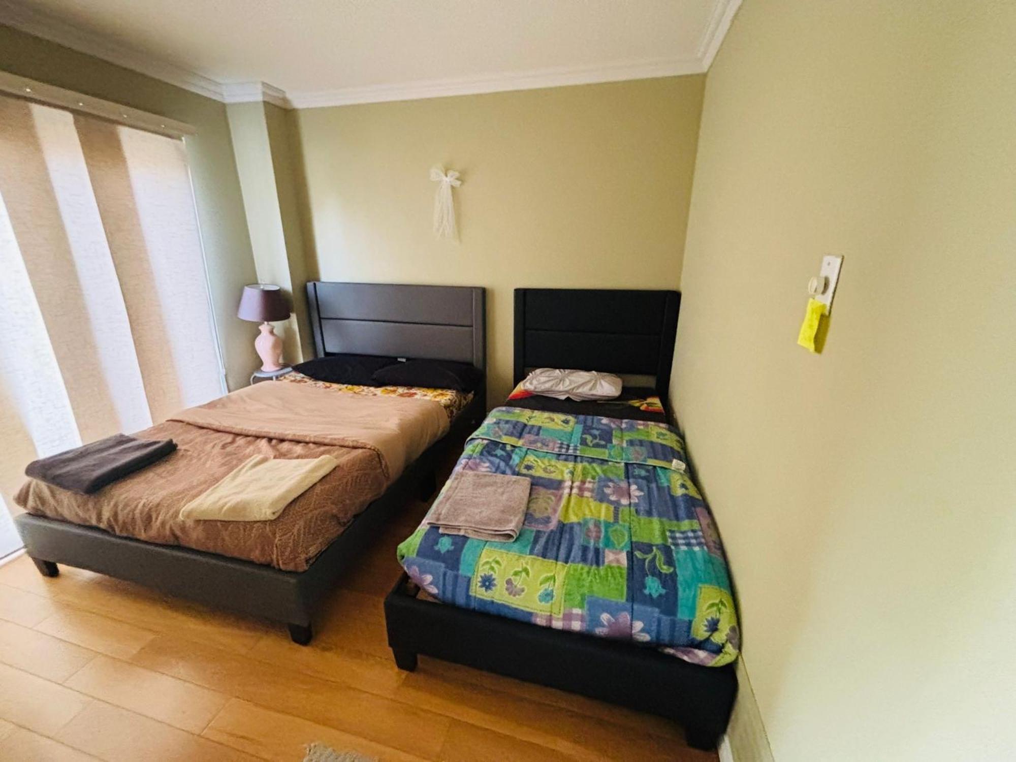 Room With Private Patio Next To Toronto Airport Миссиссага Экстерьер фото